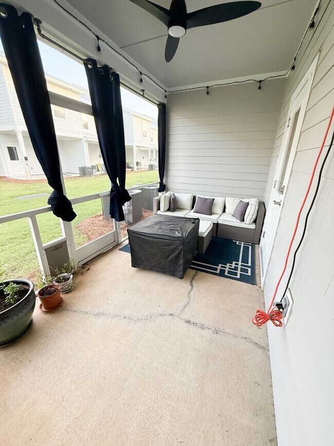 Building Photo - Townhome in The Verandas- Community Pool