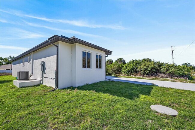 Building Photo - 511 Sweetwater Dr