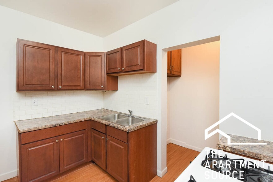 Building Photo - 4811 W Warwick Ave