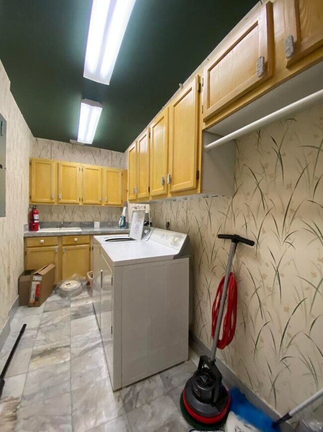 Building Photo - Spacious 3/2 with In-Law Suite