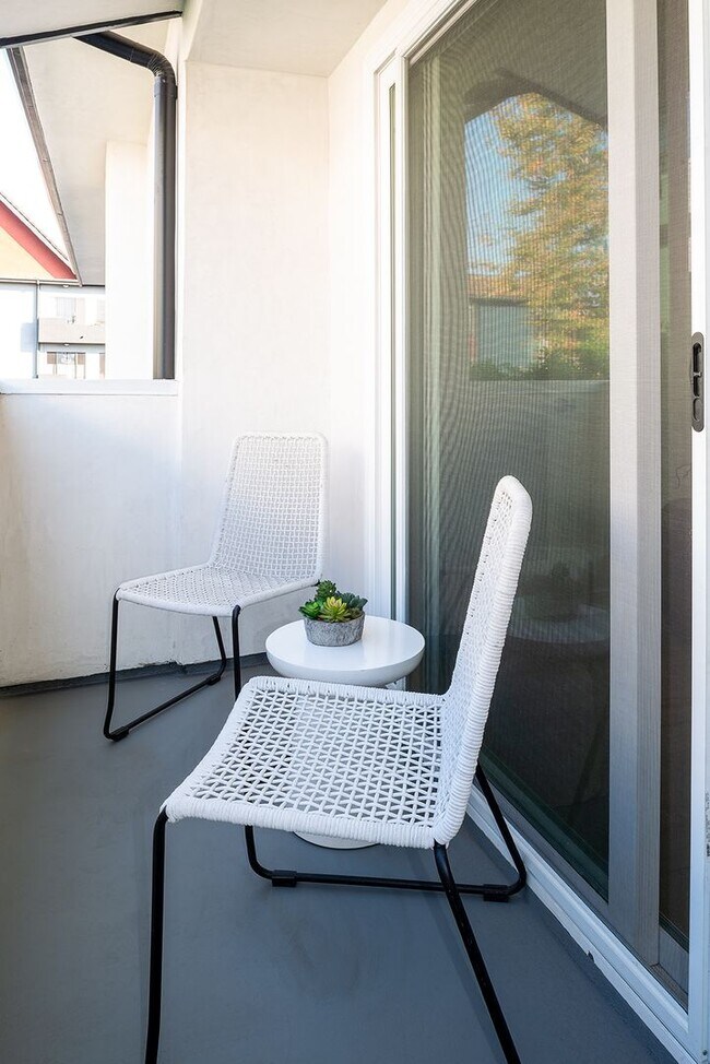 Building Photo - Off Melrose WEHO