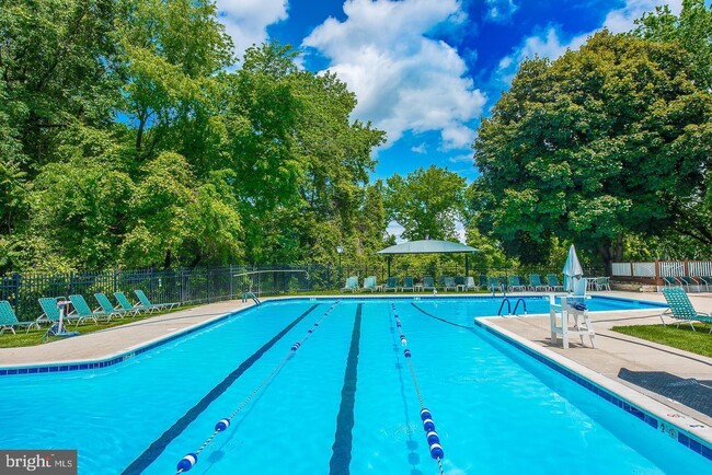 Building Photo - 1750 Oakwood Terrace