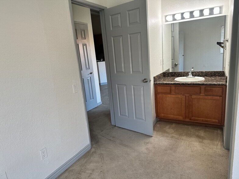 Building Photo - 78650 Avenue 42