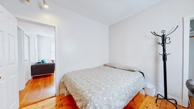 Building Photo - 6 Bedroom Apartment in Science Hill, close to downtown! (Laundry In Unit)