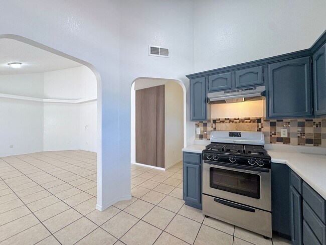 Building Photo - East El Paso 4bed/2bath All Tile Flooring!