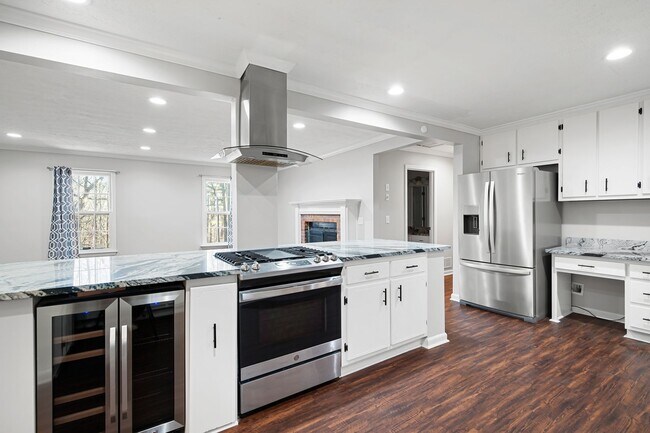 Building Photo - Beautifully Renovated Raised Ranch near Lake Allatoona
