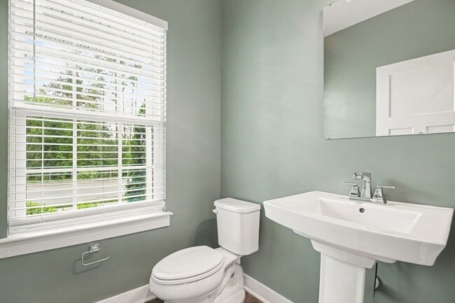 Building Photo - Stunning & Spacious 3-Level Single Family Home in Lees Parke – Move-In Ready!