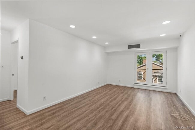 Building Photo - 501 N Barry Ave