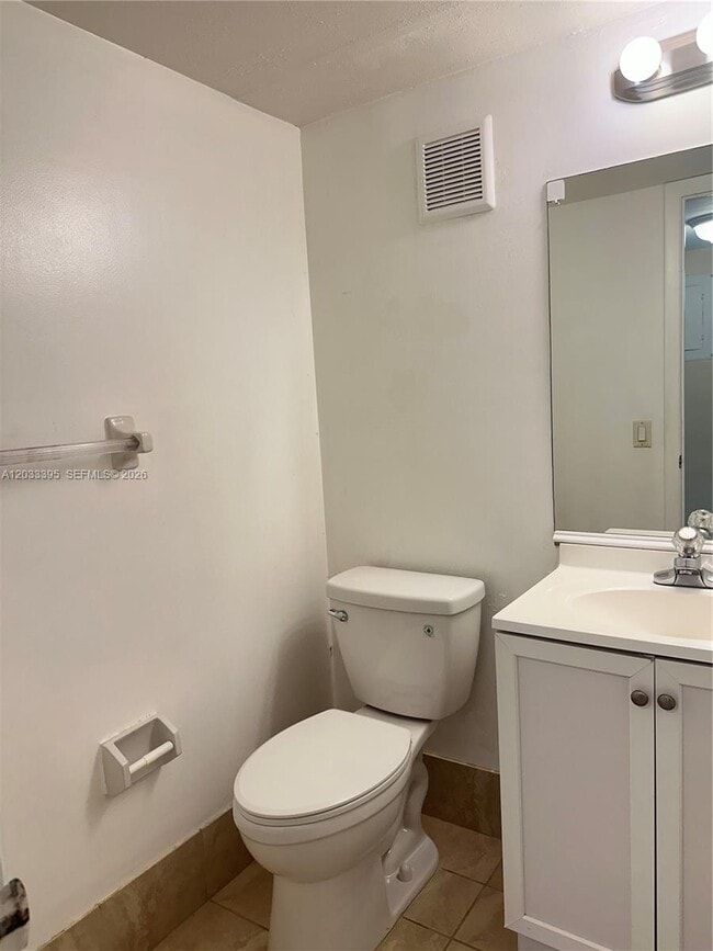Building Photo - 400 Commodore Dr