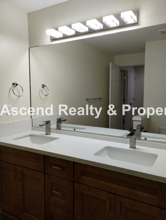 Building Photo - Price Reduced! Beautifully Updated 2 Level...