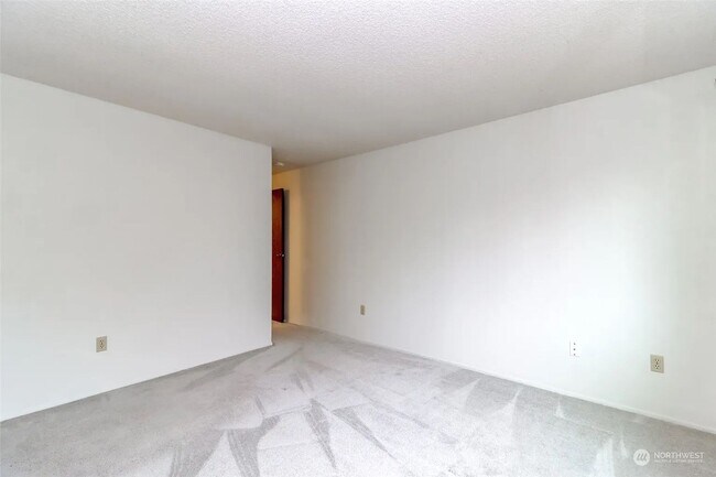 Building Photo - Lovely 2-Bedroom End Unit Condo in Cedarwo...