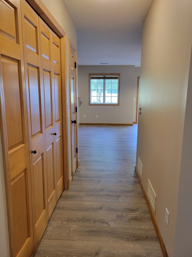 Building Photo - 3 Bedroom Townhouse - Middle Unit