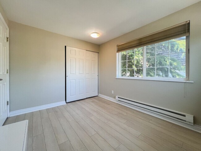 Building Photo - 2Bd/1.75Ba Seattle Condo