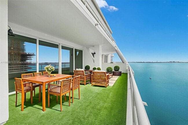 Building Photo - 555 NE 34th St