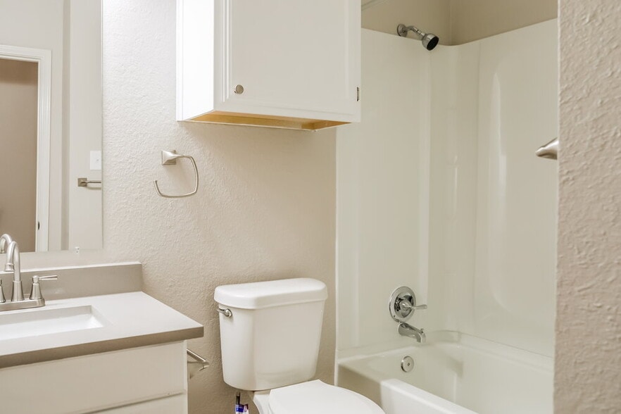 Building Photo - 605 Cox St