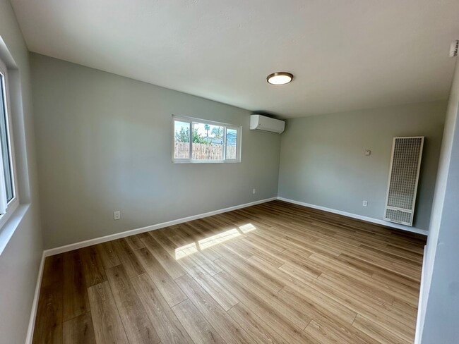 Building Photo - COMING SOON--2 bed/1 bath in IB