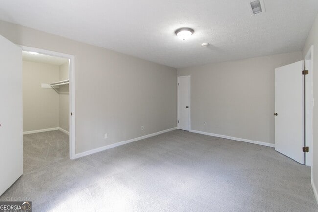 Building Photo - 281 W Lakeview Dr