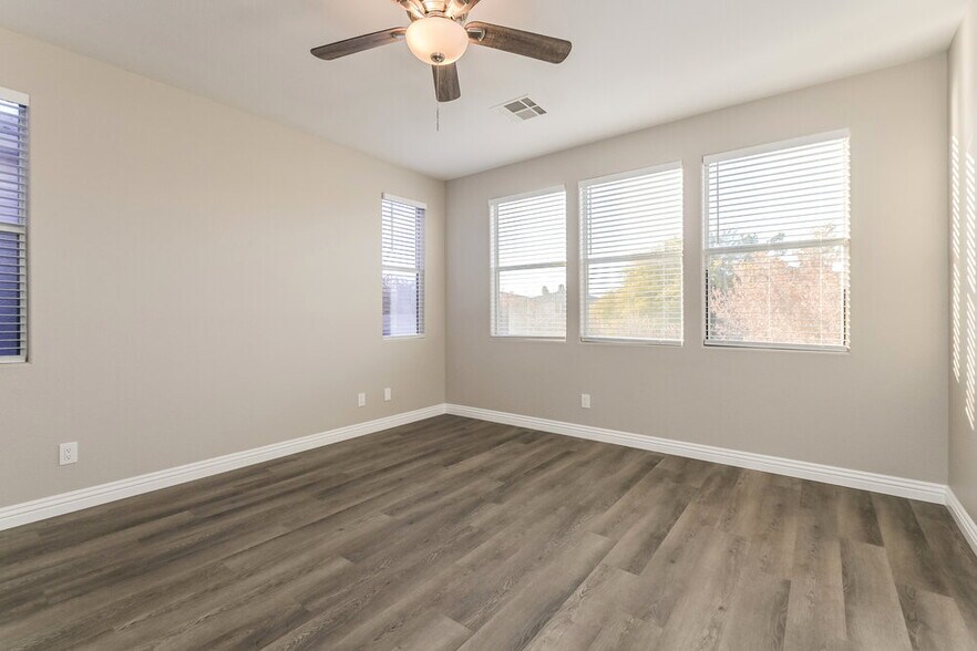 Building Photo - 4048 Villeroy Ave