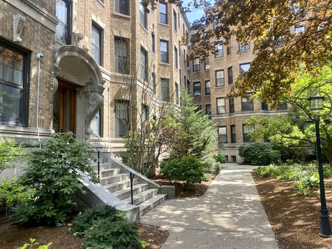 Building Photo - 114 Riverway