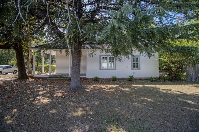 Building Photo - Historic Charm Meets Modern Living in Olympia – Walk to Williams-Brice Stadium!