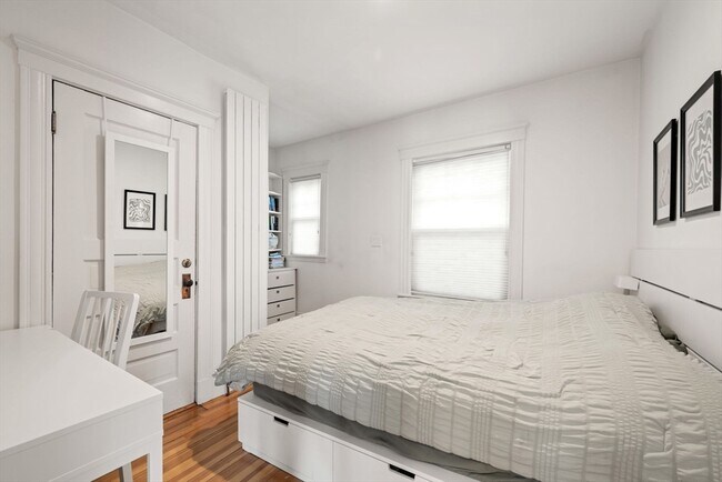 Building Photo - 10 Bowdoin St