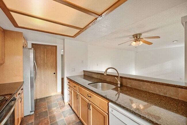 Building Photo - AVAILABLE NOW! MAY FREE!!! 2BR/2BA Condo – Awesome Location! Glossy Hardwoods, Granite Countertop...
