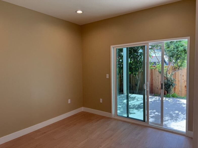 Building Photo - 1072 N Vinedo Ave