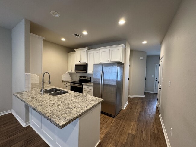 Building Photo - 5670 Shadowbend Cir N