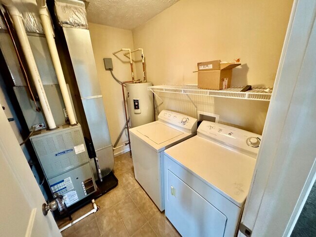 Building Photo - 651 Stonegate Dr