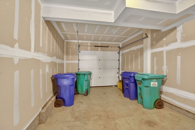 Building Photo - Great 2 story Townhome with Garage!