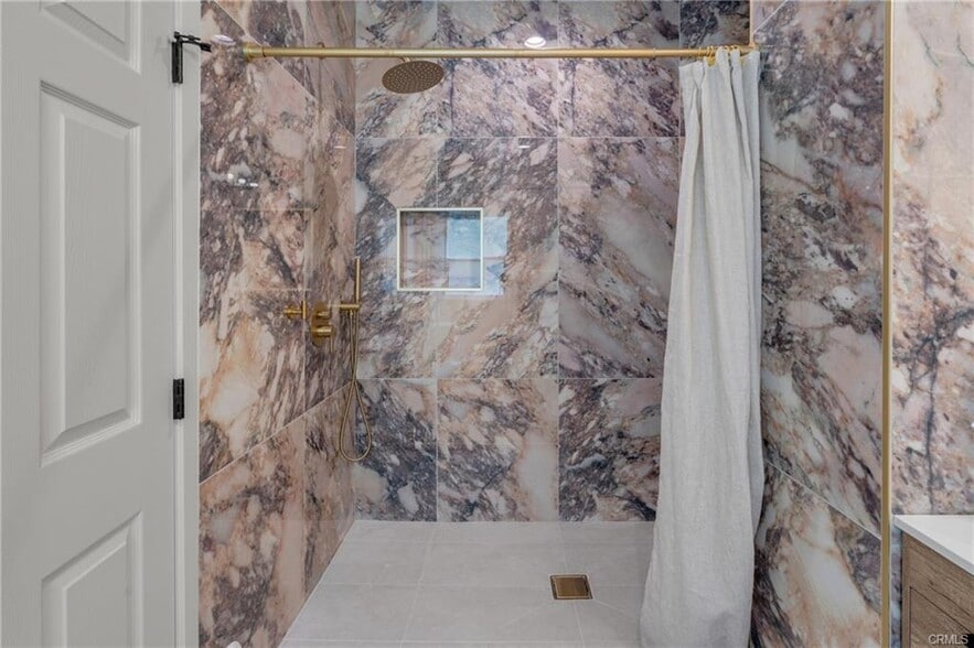 Ensuite bathroom - 1123 E Ocean Blvd