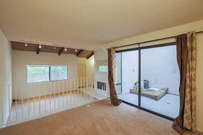 Building Photo - Beautiful Tri-Level 2BD + BONUS ROOM 3BA Townhome in Ranch Los Charcos!