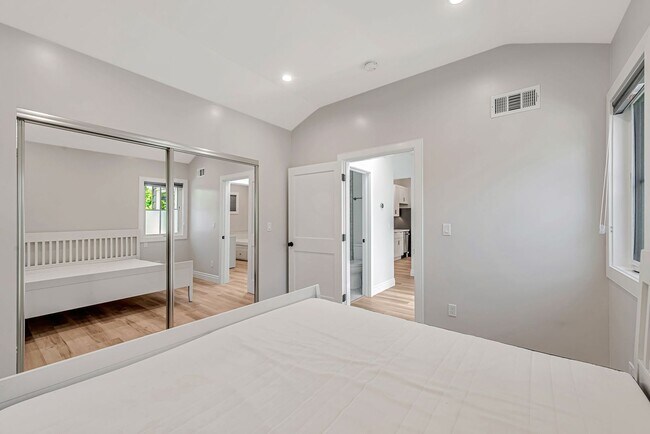 Building Photo - 1545 Laurel Pl