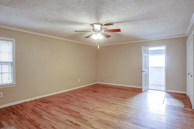 Building Photo - Budget Friendly, Great Space!