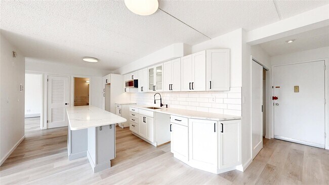 Building Photo - 560 Halstead Ave