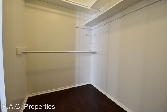 Building Photo - 1 br, 1 bath Apartment - 12241 Burbank Bou...