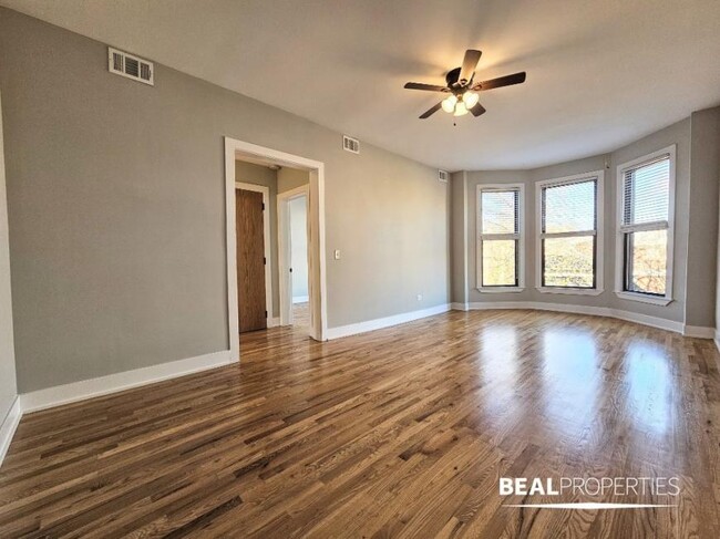 Building Photo - 3 bedroom in CHICAGO IL 60657