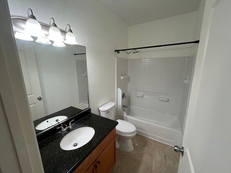 Building Photo - 73-1103-1103 Nuuanu Pl