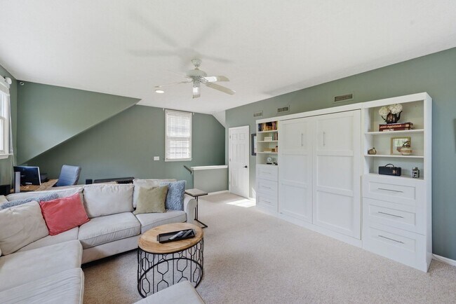 Building Photo - 1733 Carriage Ct