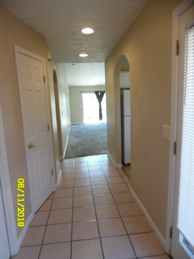 Building Photo - 467 NW Meadows Dr
