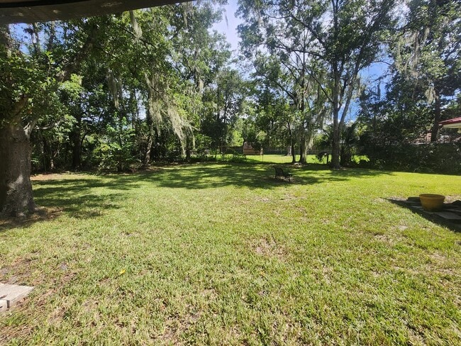Building Photo - Country Living right off of Baymeadows Road