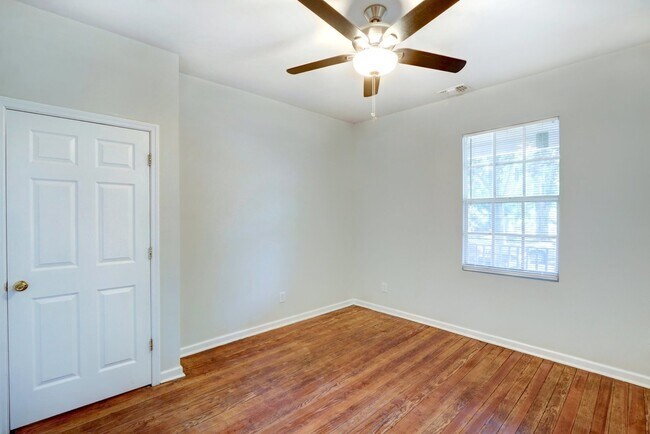 Building Photo - Single family house - within walking dista...