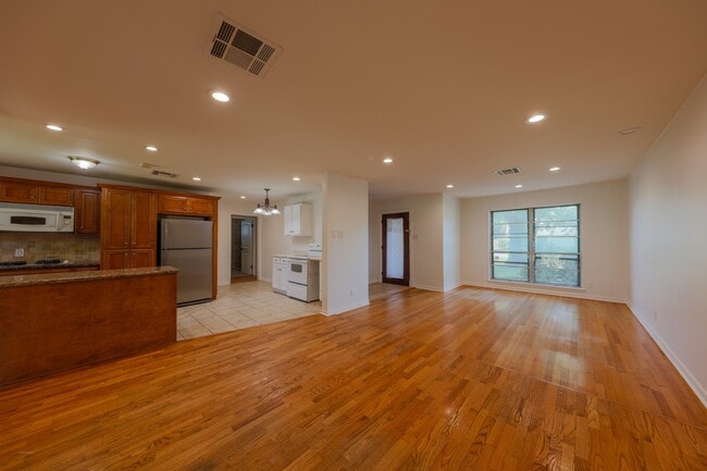 Building Photo - 10038 Lazy Oaks St