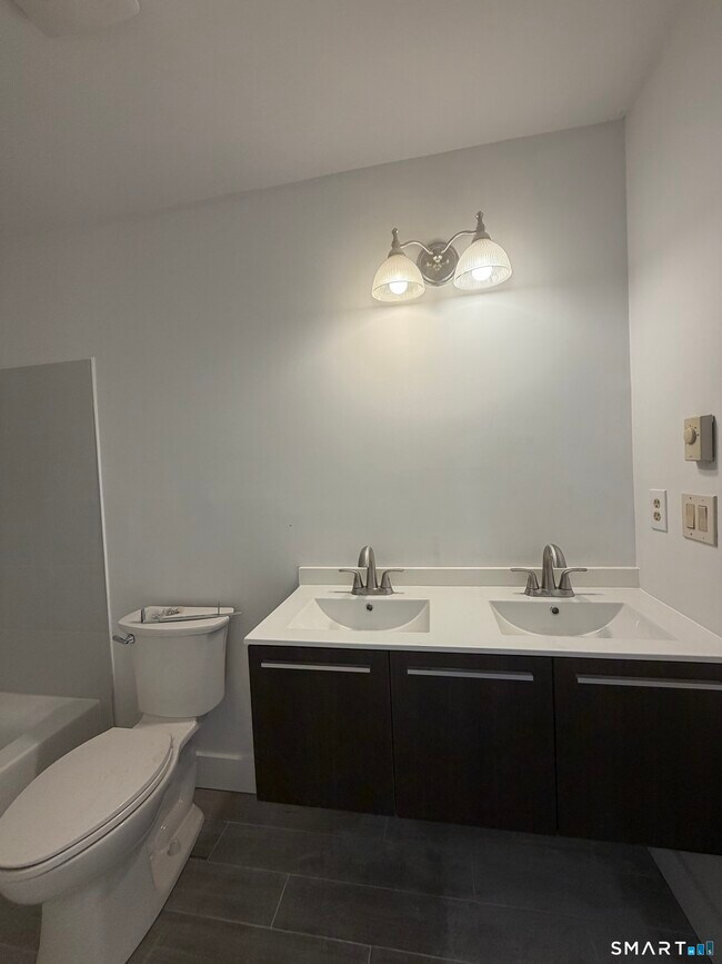 Building Photo - 410 Old Tolland Turnpike