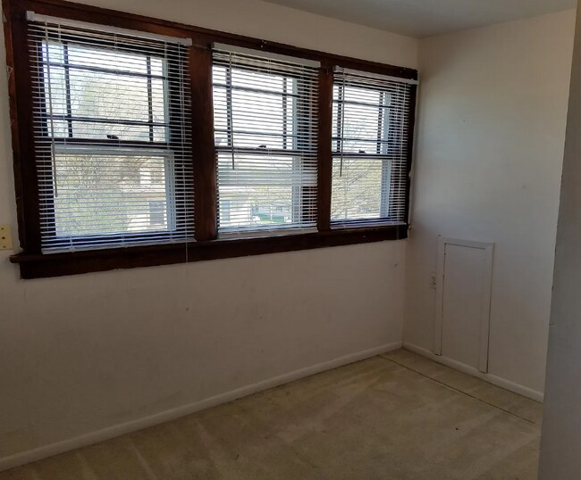 Building Photo - 808 W Seerley Blvd