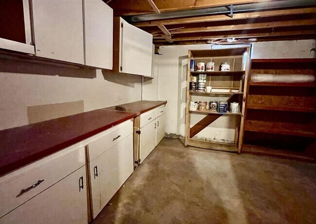 Building Photo - Spacious Tri-Level Home With Modern Upgrad...