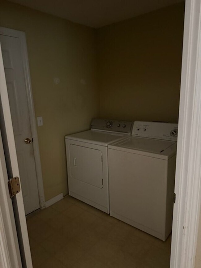 Building Photo - Highland Square Home