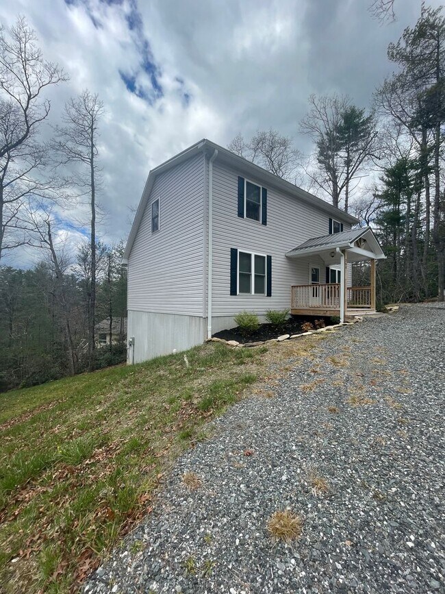 Building Photo - 350 Pinewood Circle