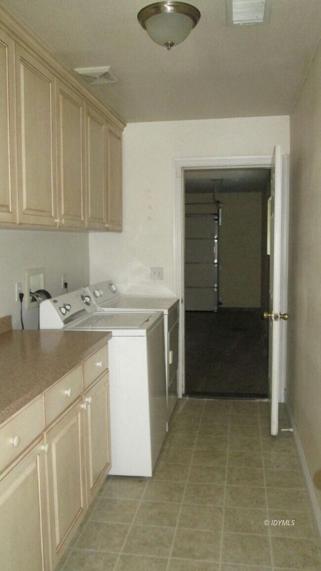 Building Photo - 3 bedroom Rental with garage