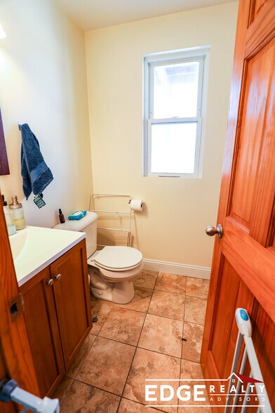 Building Photo - 44 Easton St